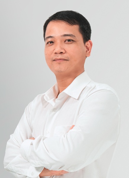 Chân dung Johnson Vu, áo sơ mi trắng, khoanh tay
